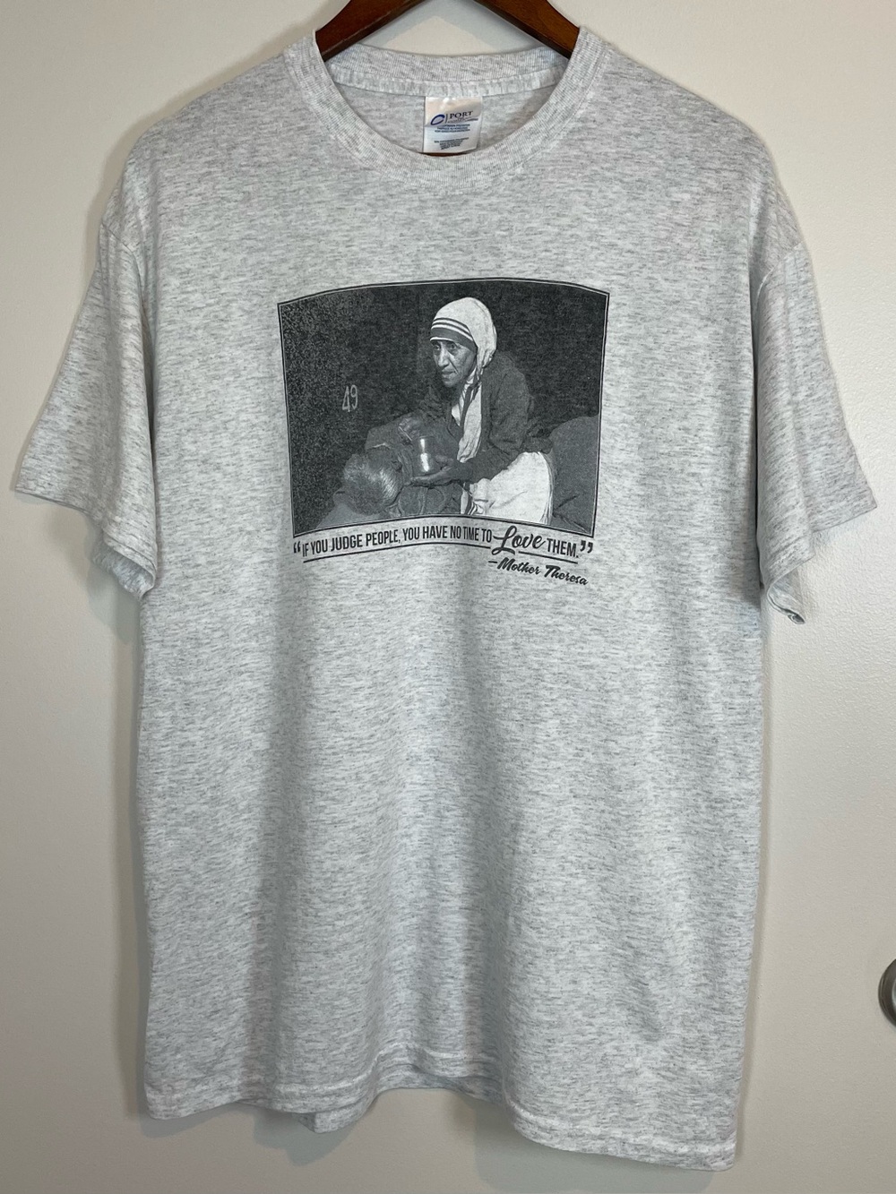 Mother Teresa “If you judge people, you have time to love” Gray Large T-shirt